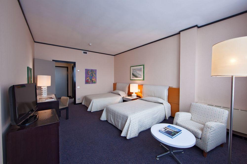 Mercure Hotel President Lecce Esterno foto